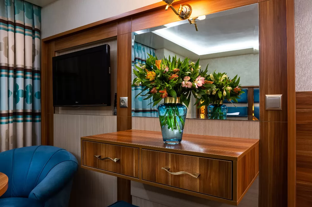 هتل عالی قاپو اصفهان - میز آرایش و تلویزیون