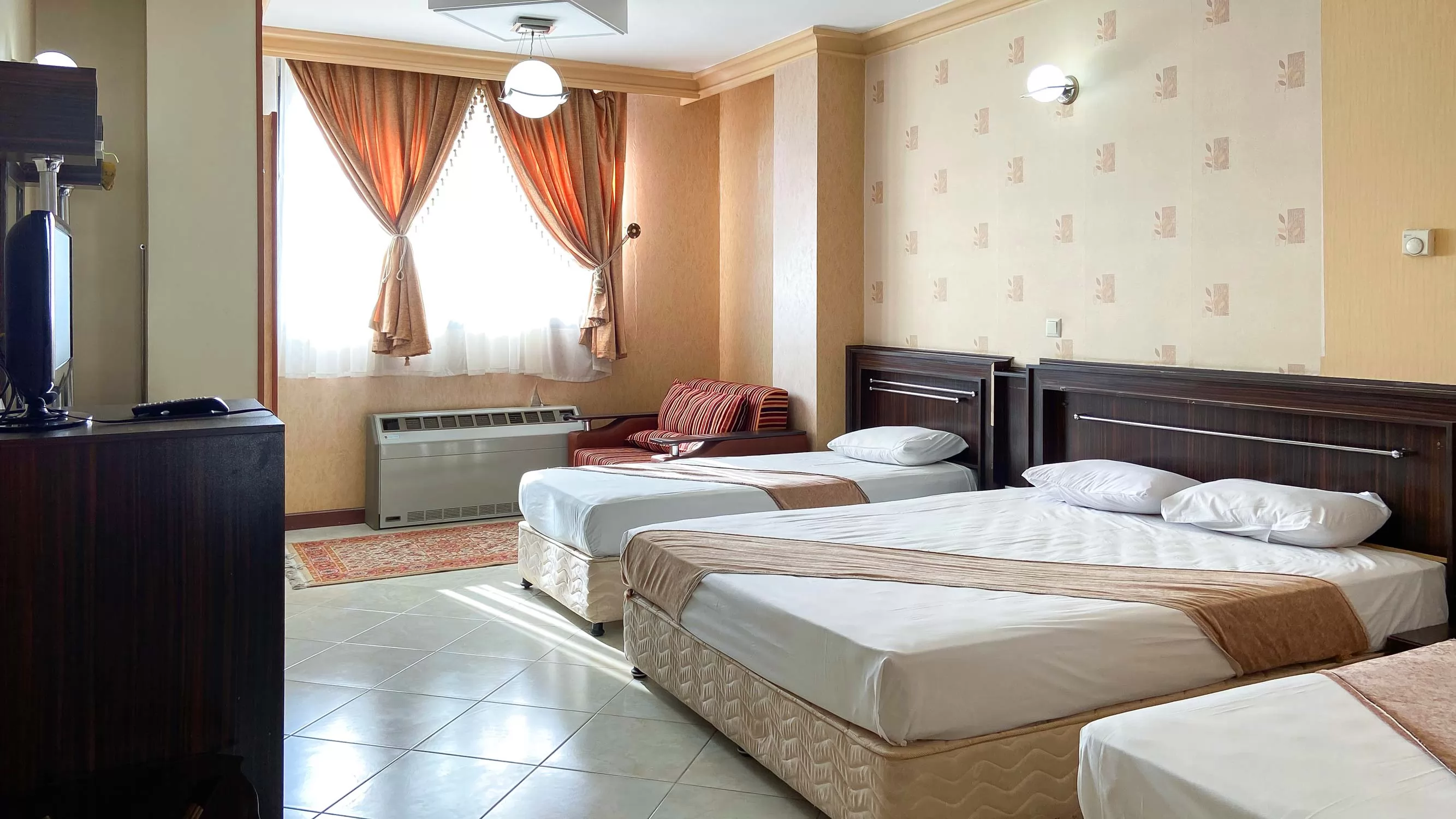 هتل ماهان اصفهان - اتاق 4 تخته (1 تخت 2 نفره و 2 تخت 1 نفره)