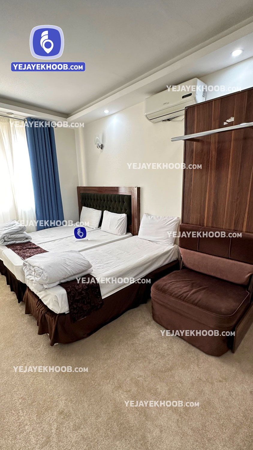 هتل هشتمین اختر مشهد - اتاق 3 تخته (3 تخت 1 نفره) همراه با کاناپه تختخوابشو