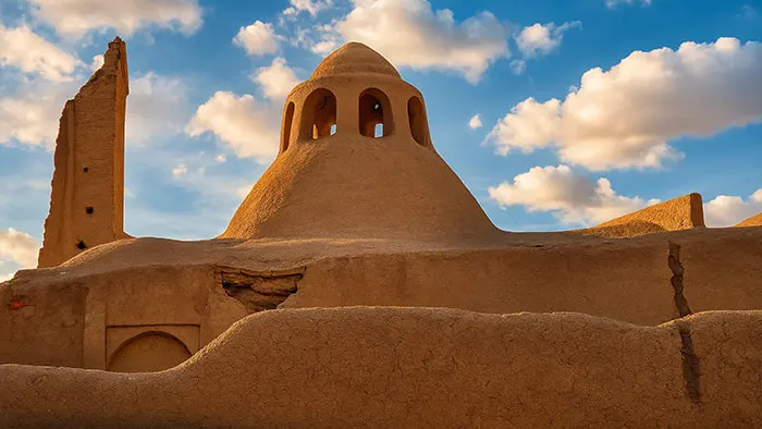 عکس مقالهعمارت سردار مکرم، واقع در شهر طبس، قدمت آن به دوران قاجار برمیگردد و...
