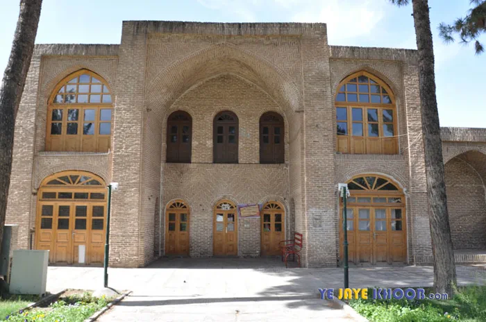 از بیرون بنای آرامگاه اسرار