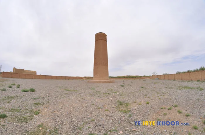 برج فیروز آباد در وسط یک دشت