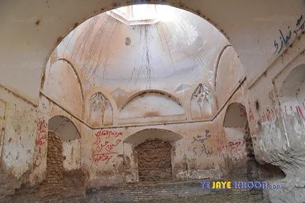 نمایی از خراب کاری توریست ها در عمارت سردار مکرم