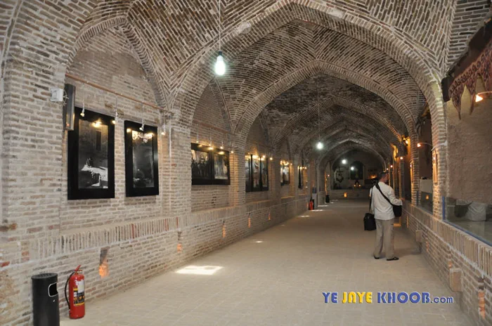 راهرو ای پر از عکس و گالری در موزه مردم شناسی سبزوار