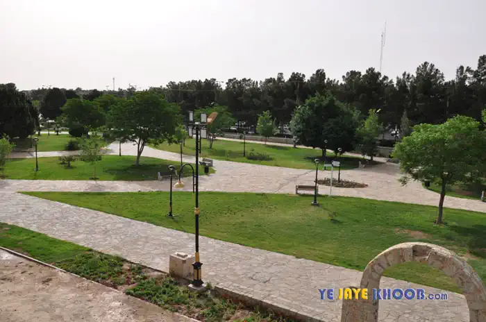 نمای دیگر از پارک کنار این بنای تاریخی