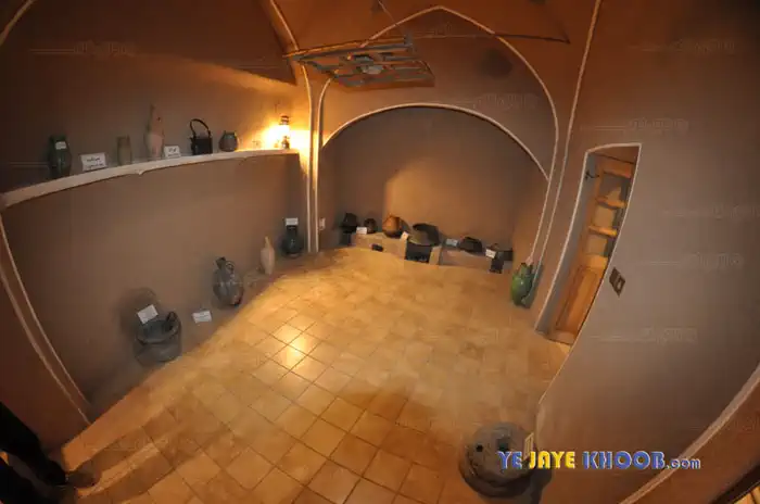 کوزه های مختلف در خانه تاج کاشانی