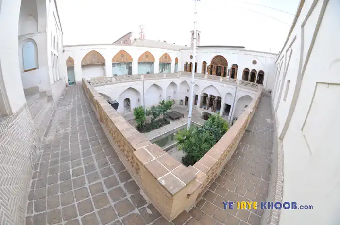 باغ و ایوان های داخلی خانه تاریخی تاج کاشان با قدمت زیاد