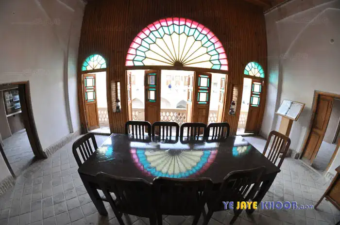 یکی از میز های نهار خوری در اتاق های خانه تاج کاشان
