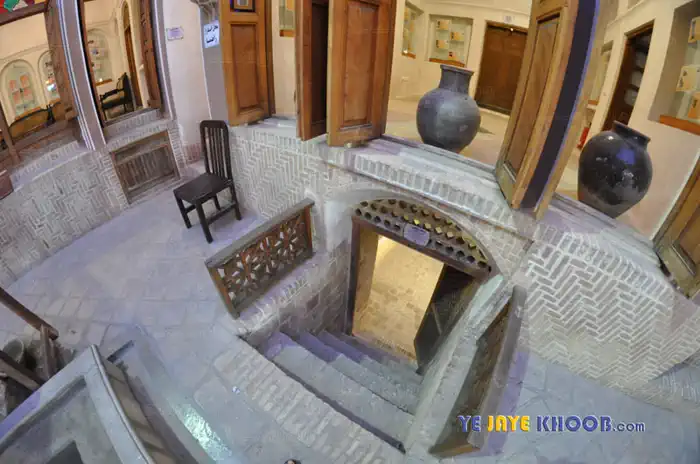 ورودی به زیر زمین در حیاط اندرونی حانه تاج کاشانی