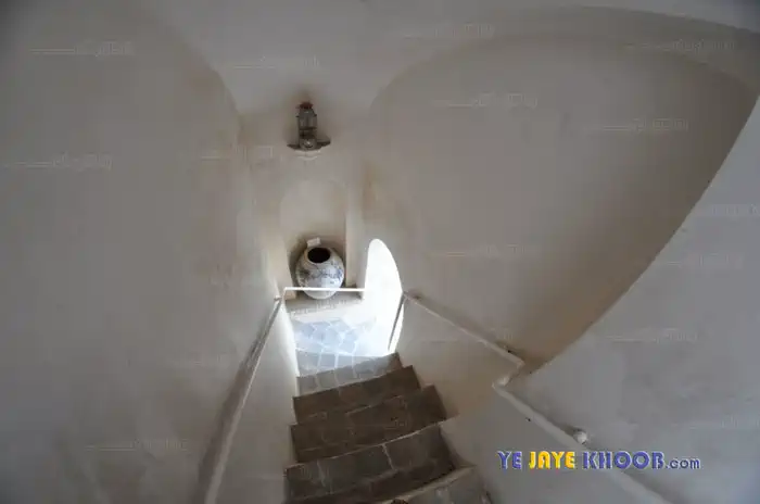 پله های به سوی حیاط اندرونی خانه تاج کاشانی