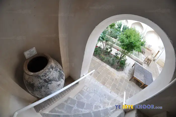 ورودی باغ اندرونی خانه تاج کاشانی
