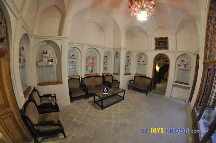 مبلمان در یکی از اتاق های خانه تاج کاشان