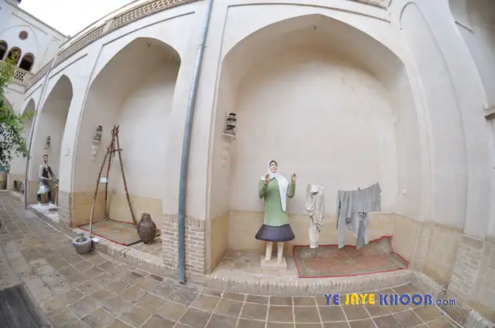 مجسمه های حیاط بیرونی خانه تاج کاشان