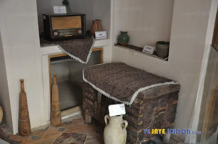 وسایل مختلف قدیمی به همراه توضیحات در خانه تاج کاشان