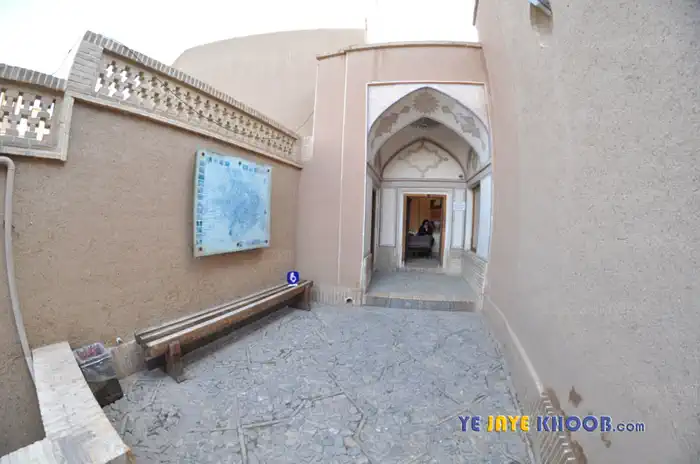 حیاط بیرونی خانه تاج کاشان