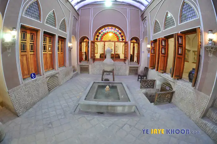حیاط اندرونی خانه تاج کاشان