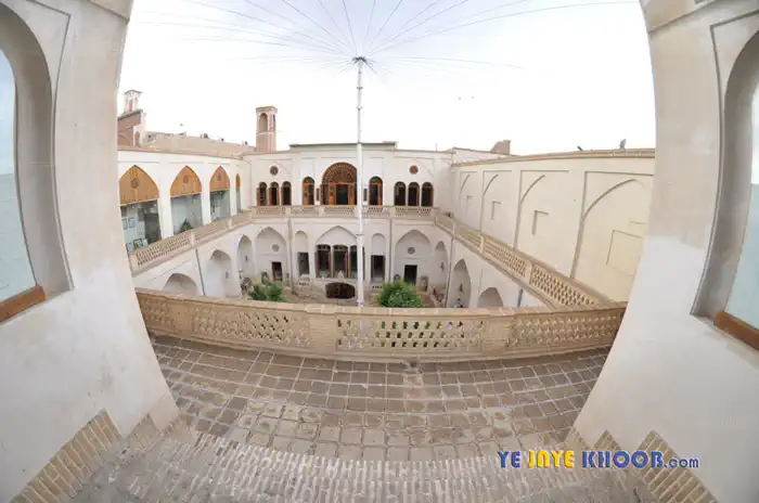 ایوان رو به باغ اندرونی خانه تاج کاشان