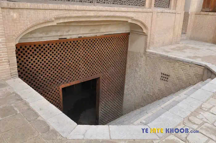 ورودی سرداب خانه طباطبایی های کاشان
