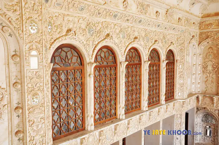 آینه های زیبا در دیوار خانه طباطبایی های کاشان