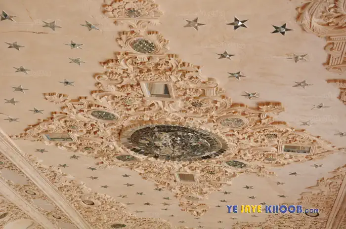 آینه های زیبای در سقف در خانه طباطبایی های کاشان