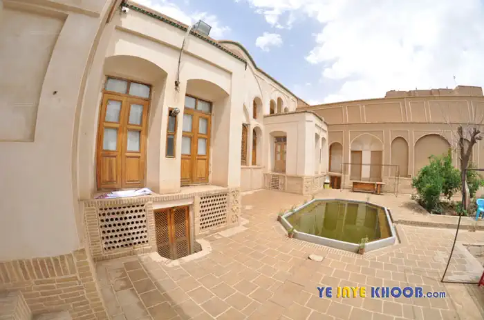 نمایی دیگر از ورودی اندرونی خانه طباطبایی های کاشان