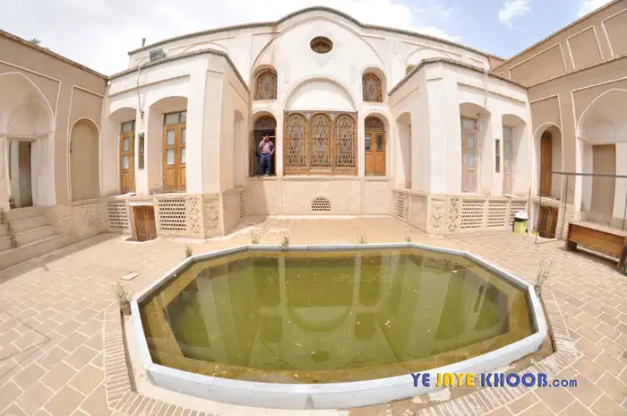 درب جلویی اندرونی و یک حوض کوچک خانه طباطبایی های کاشان