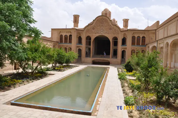 حیاط جلویی خانه طباطبایی های کاشان