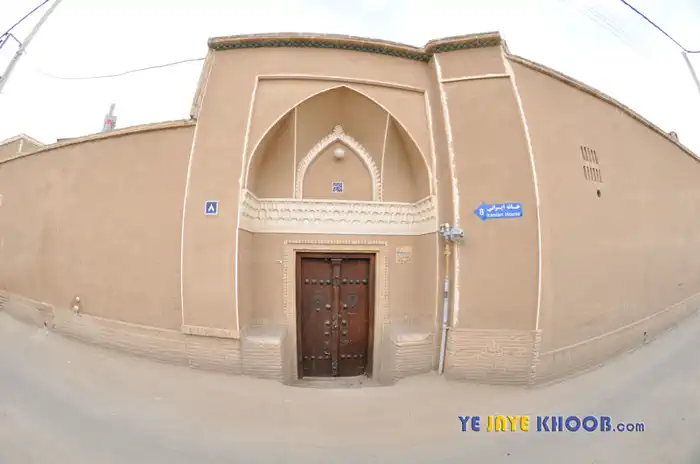 درب ساده ی ورودی خانه طباطبایی های کاشان
