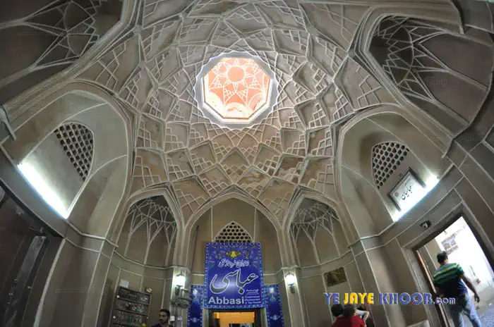 نمایی دیگر از معماری سقف خانه عباسیان