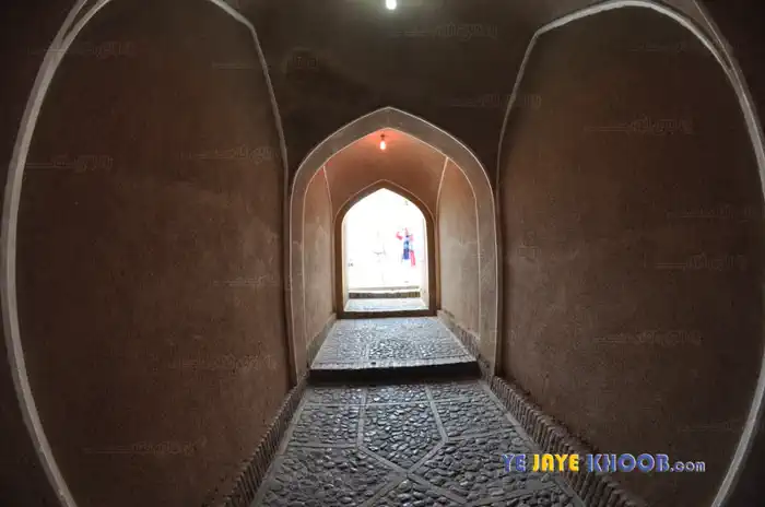 سطح شیب داری به نام هشتی در ورودی خانه عباسیان