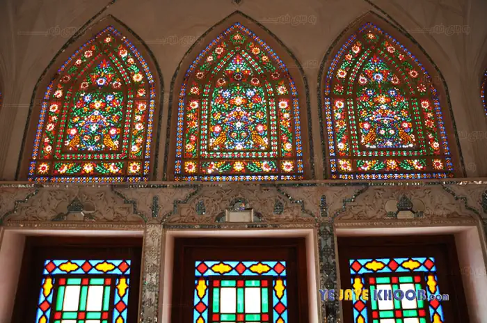 شیشه های زیبای اتاق آینه خانه عباسیان