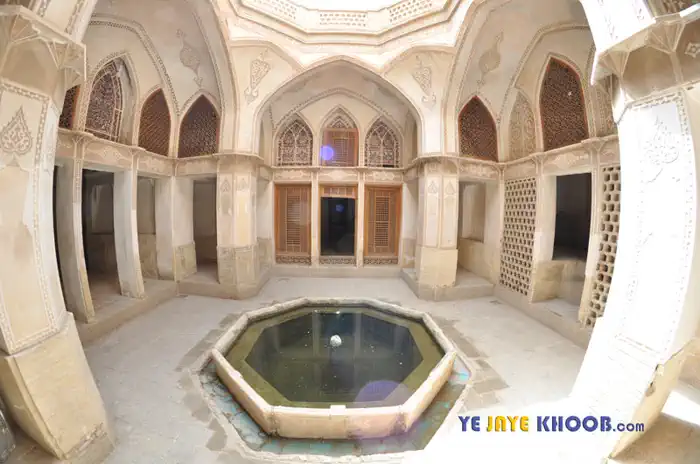 حیاط میانی طبقات پایین بیرونی خانه عباسیان