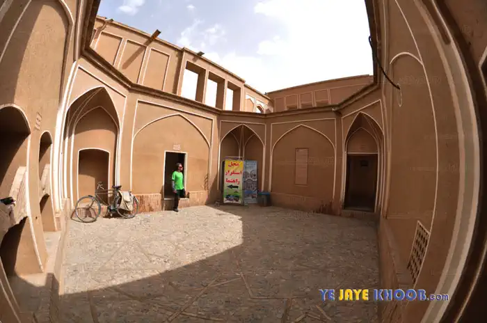 حیاط میانی خانه عباسیان