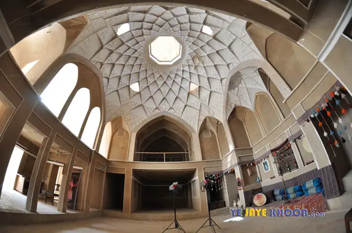 معماری زیبای سقف خانه عباسیان