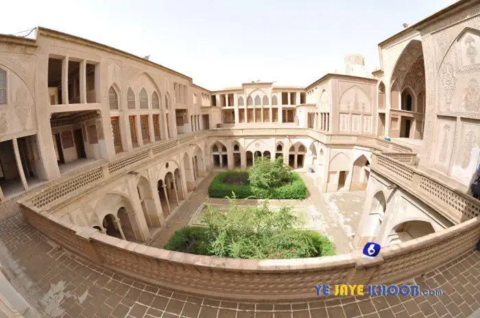 حیاط اصلی باغ خانه عباسیان