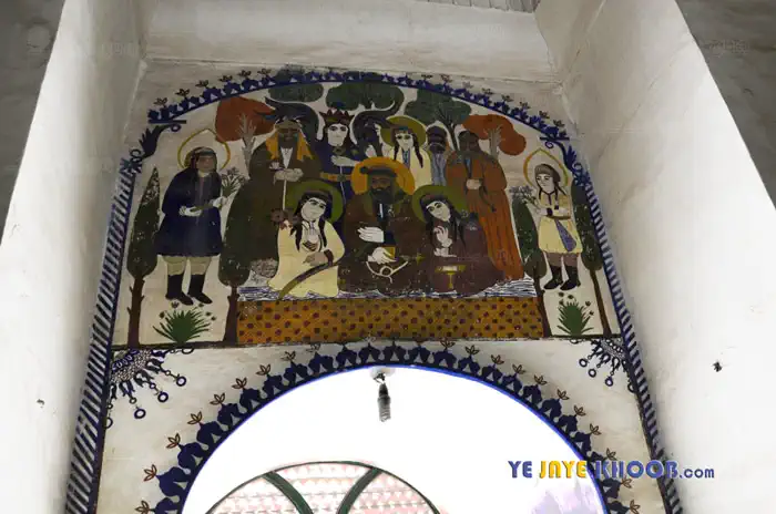 نقاشی هایی بر دیواره مقبره ها در بقعه خواجه تاج الدین کاشان