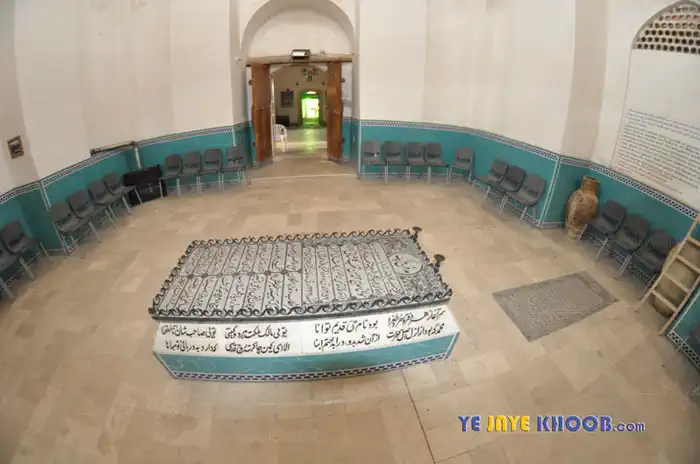 میرزا عبدالحسین خان قطبی در بقعه خواجه تاج الدین کاشان