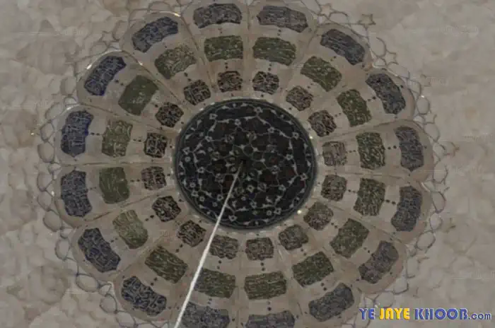 خانه های سیاه و سبز دارای معنا در بقعه خواجه تاج الدین کاشان