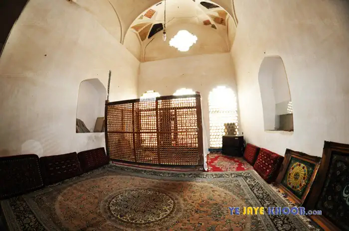 مکانی برای عبادت در بقعه خواجه تاج الدین کاشان