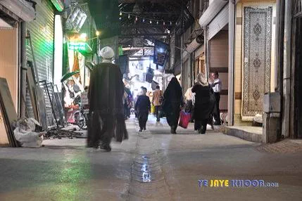 مردم در حال تردد در بازارچه فرش فروشان مشهد