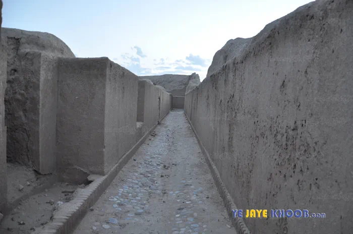 تصویری از ارگ تبس در حال تعمیر