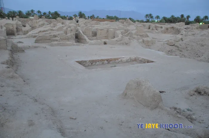 نشان دهنده ی علت تخریب ارگ طبس که زلزله ی سال 1357 بود