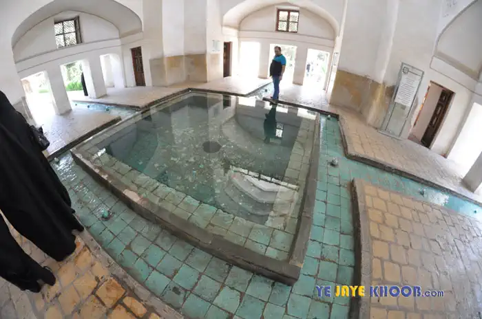 حوض درون کوشک میانی