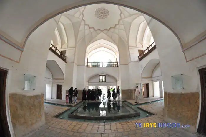 کوشک میانی (شترگلوی صفوی)