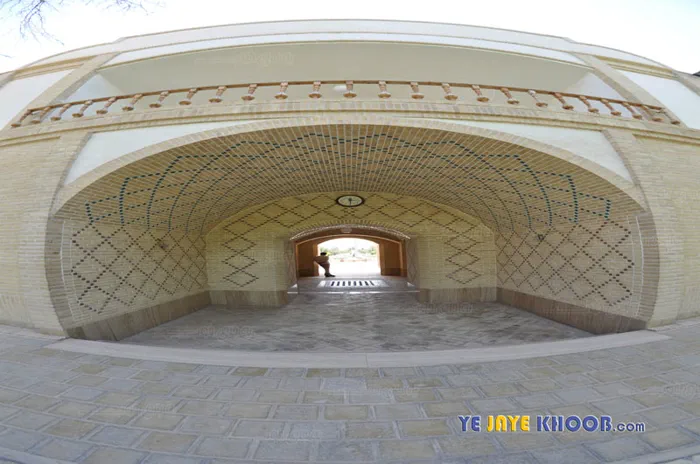 سر درب عمارت باغ گلشن از بیرون