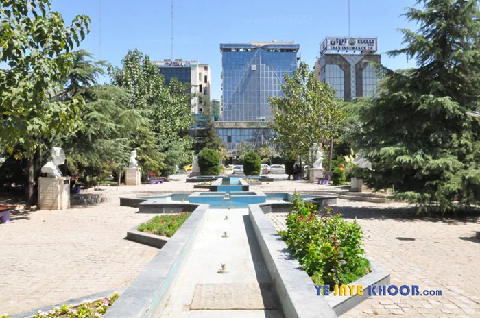 جلوی فرهنگسرای بهشت