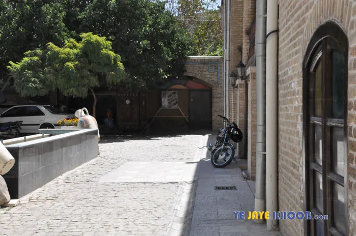 حیات و درب های جلویی بخش پخش و نشر آثار فرهنگی مرتبط با هویت شهر