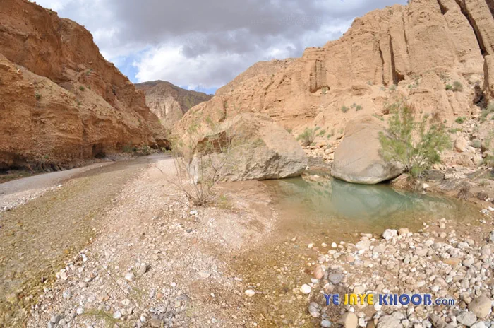 درون دره چشمه ی آب گرم مرتضی علی