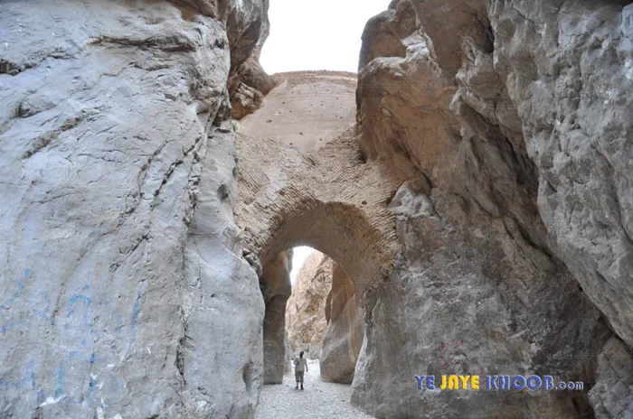 نمایی از بزرگ ترین سد قوسی جهان در بالای دریاچه ی آب گرم مرتضی علی