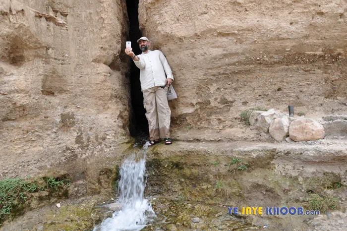 مردی در حال سلفی با یک شکاف در چشمه ی آب گرم مرتضی علی